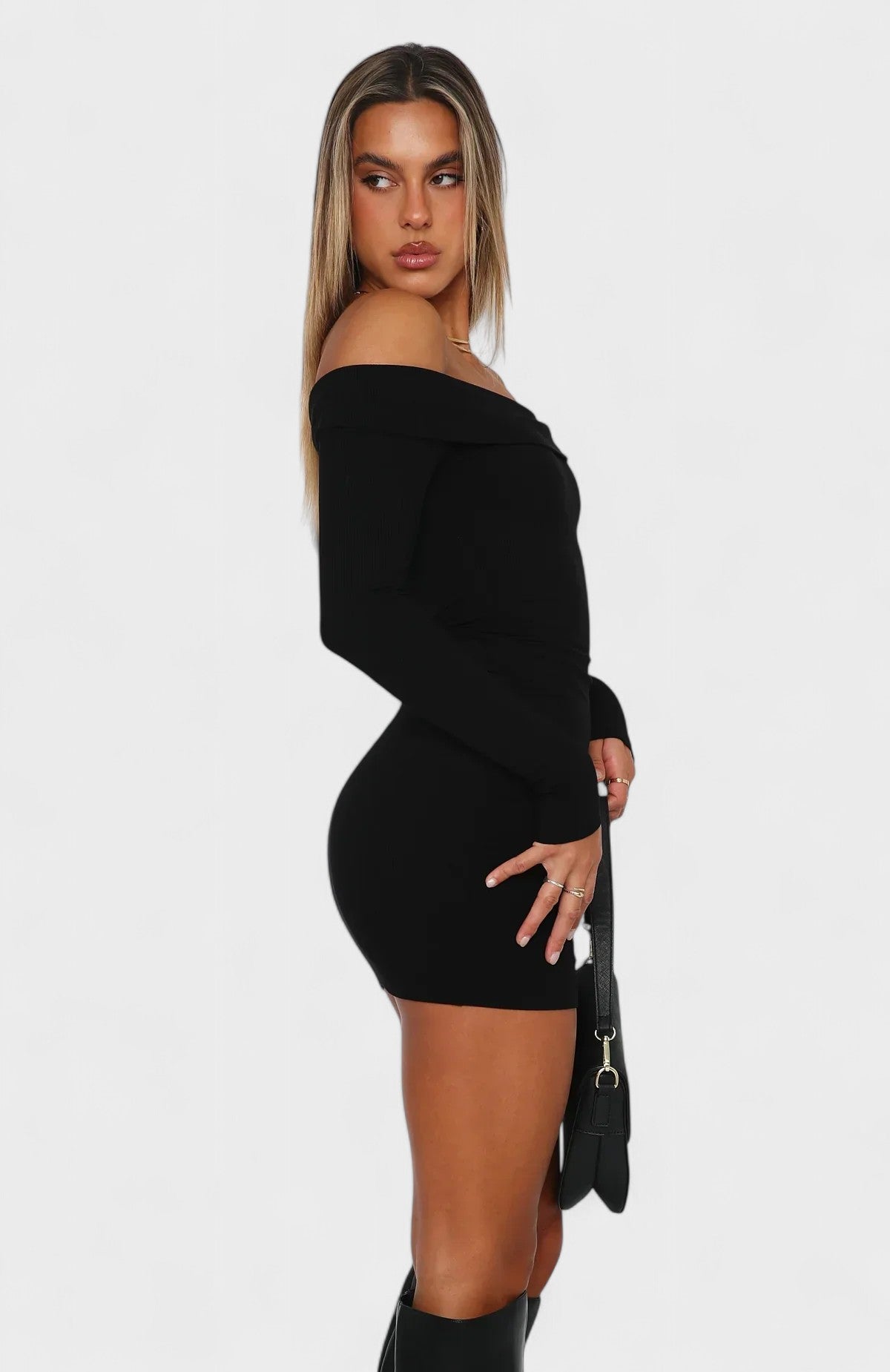 Carolina - Vestido Intemporal com Ombros à Mostra