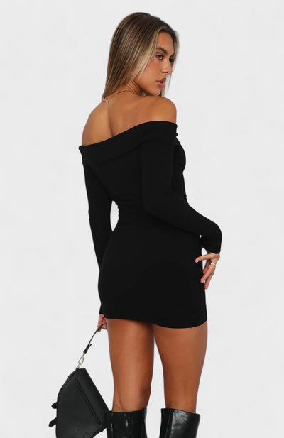 Carolina - Vestido Intemporal com Ombros à Mostra