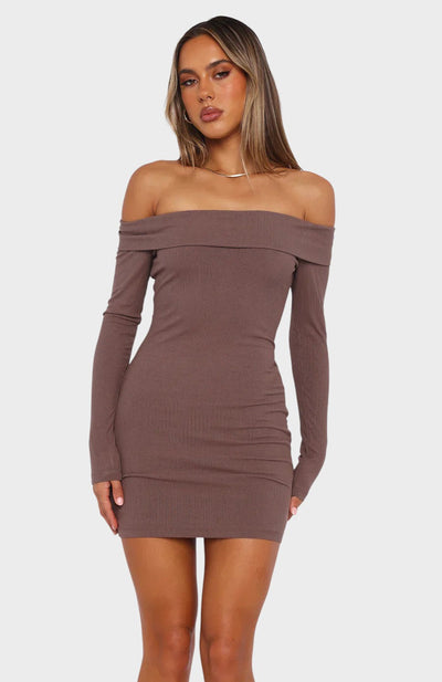 Carolina - Vestido Intemporal com Ombros à Mostra