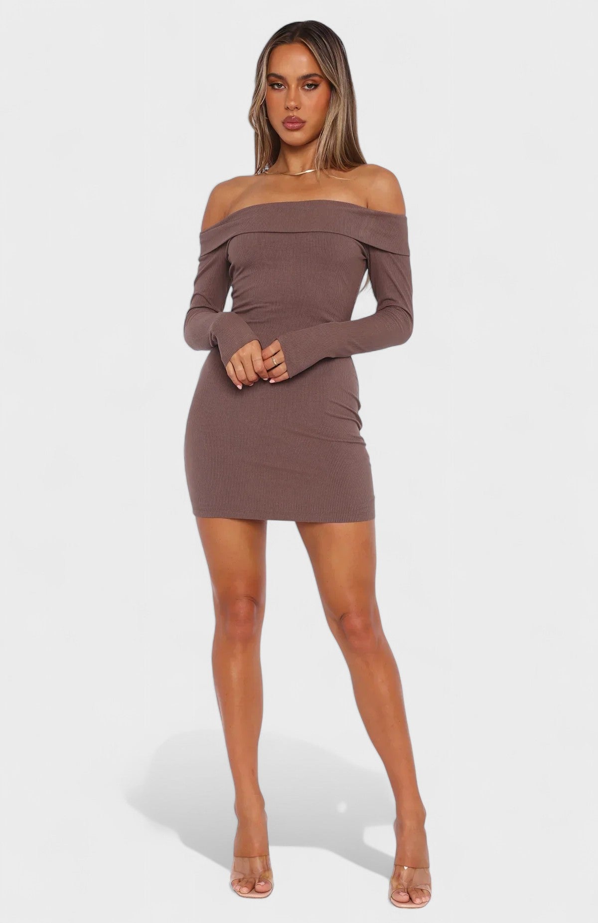 Carolina - Vestido Intemporal com Ombros à Mostra