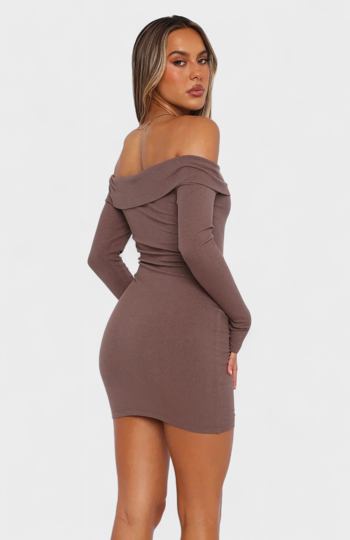 Carolina - Vestido Intemporal com Ombros à Mostra