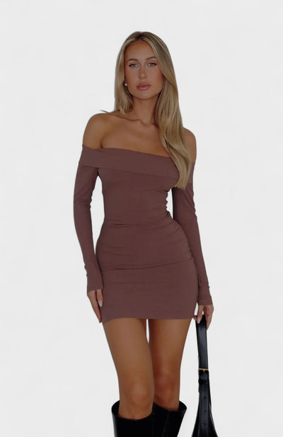 Carolina - Vestido Intemporal com Ombros à Mostra