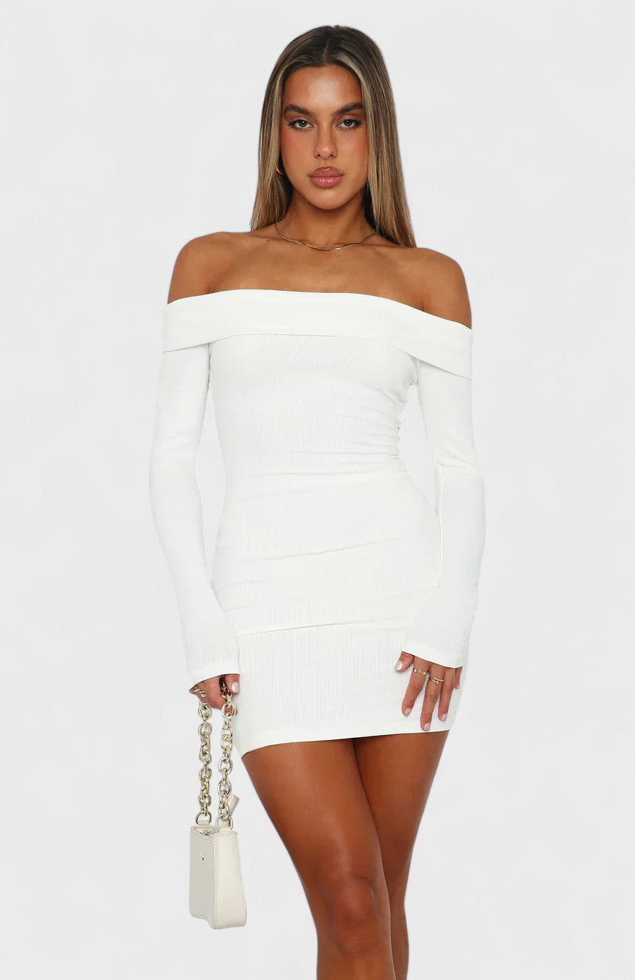 Carolina - Vestido Intemporal com Ombros à Mostra